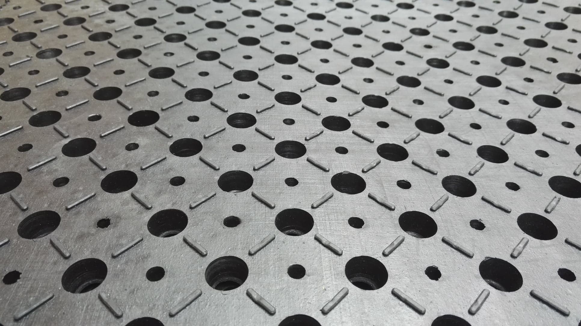 Perforations normalisées pour PMR en caillebotis caoutchouc